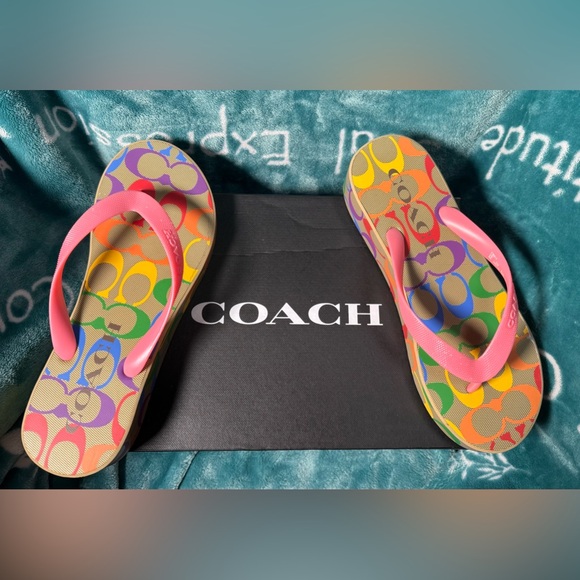 *BRAND NEW* COACH LYNN Flip Flop Signature Collection Sandals - Picture 6 of 10